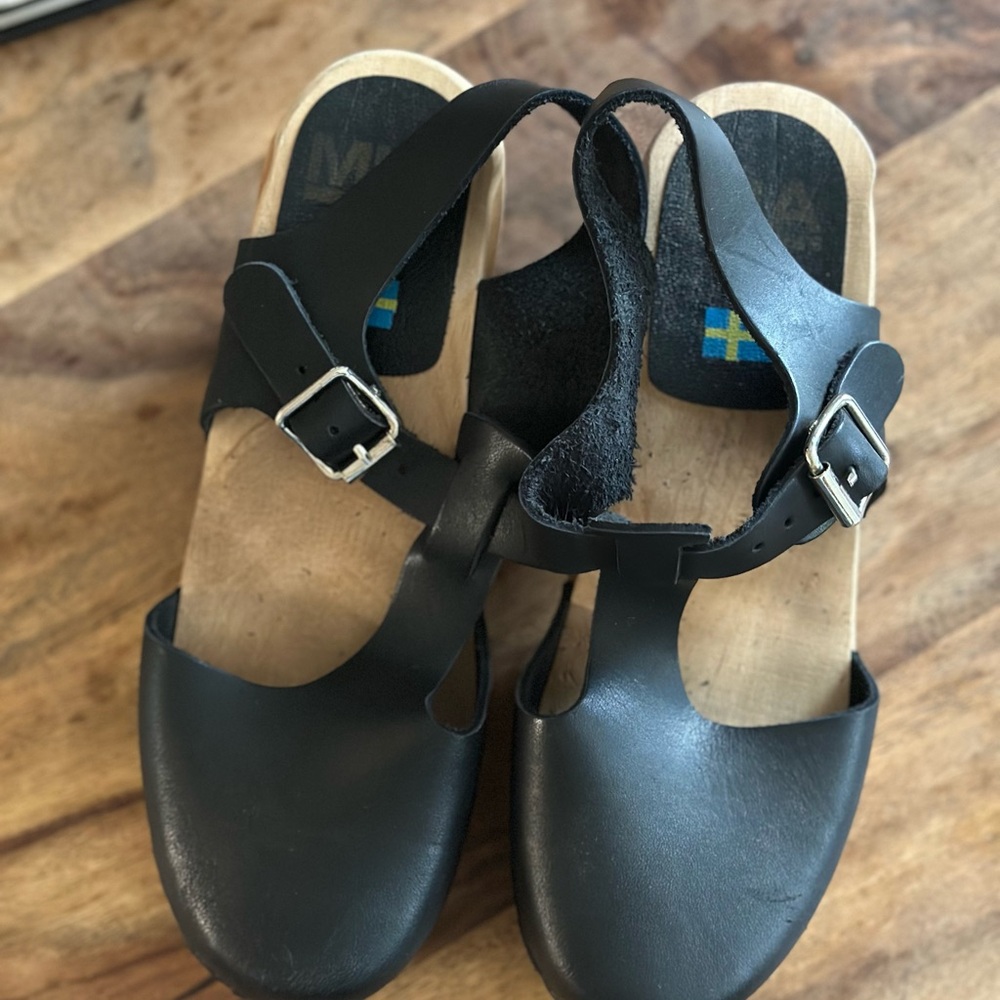 Mia Black Leather T-strap Heeled Shoe/Clog